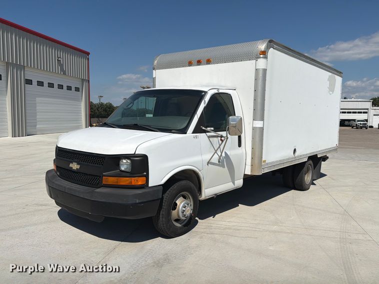 2005 Chevrolet Express G3500 box truck - NJ9065