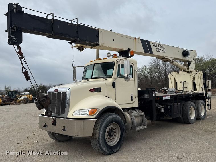 2006 Peterbilt 335 crane truck - DO8467