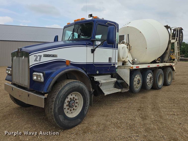 2001 Kenworth W900 ready mix truck - DP8946
