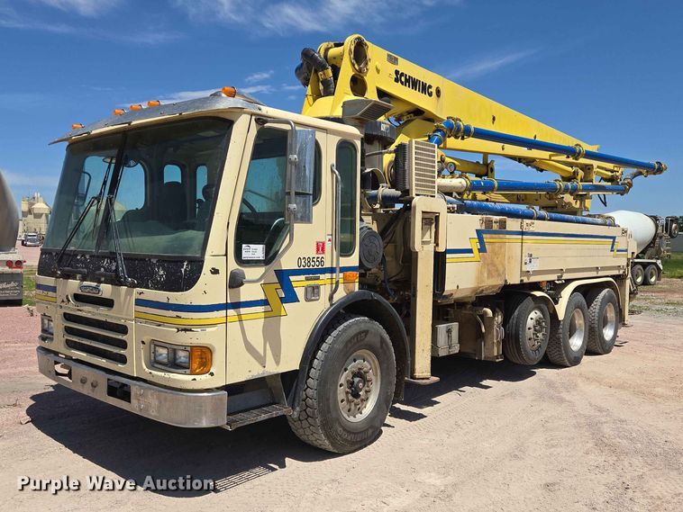 2002 Freightliner Condor concrete pump truck - DP8951