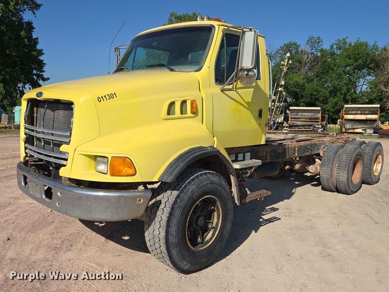 1998 Ford truck cab and chassis - DP8958