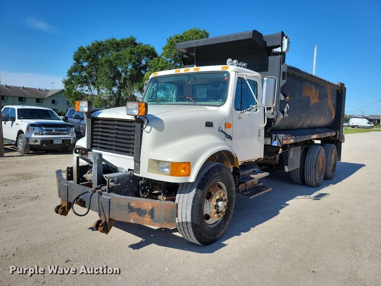 1999 International 4900 dump flatbed truck - EE1097