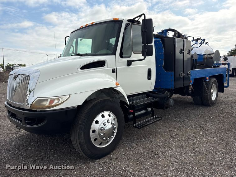 2008 International 4300 vacuum truck - EG9167