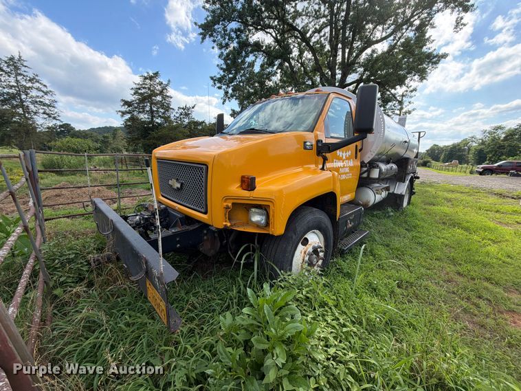 2004 Chevrolet C7500 oil distributor truck - EQ8036