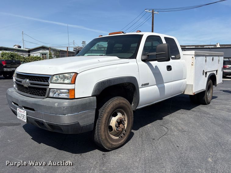 2007 Chevrolet Silverado 3500 Ext. Cab utility bed pickup truck - ET0529