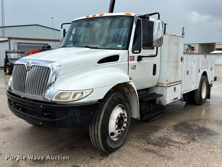 2004 International 4300 fuel / lube truck - EU5678
