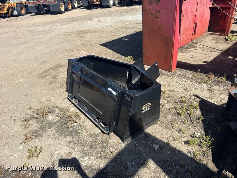 Quick attach skid steer concrete bucket - EW4861
