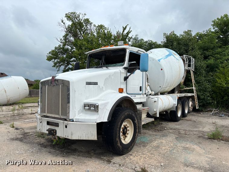 2005 Kenworth T800 ready mix truck - FB3270