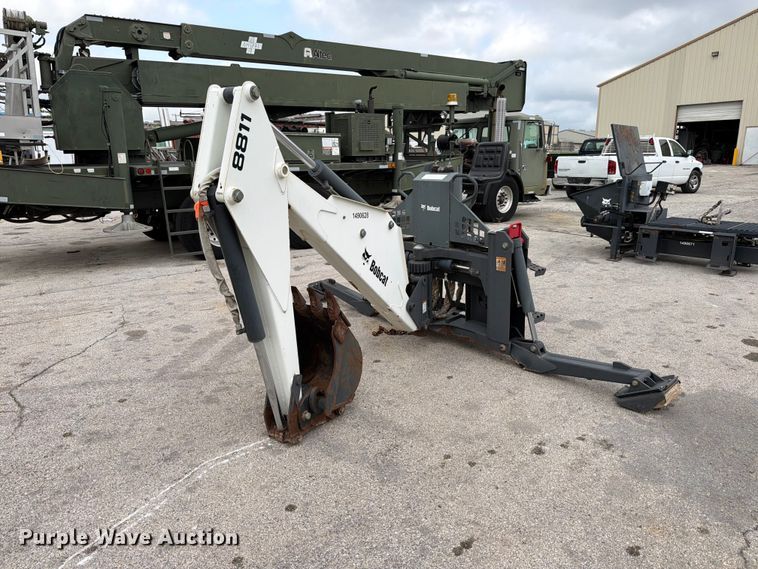Bobcat 8811 skid steer backhoe - FB8226