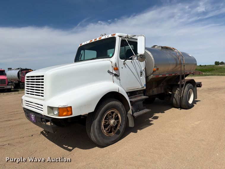 1991 International 8200 tank truck - FK0223