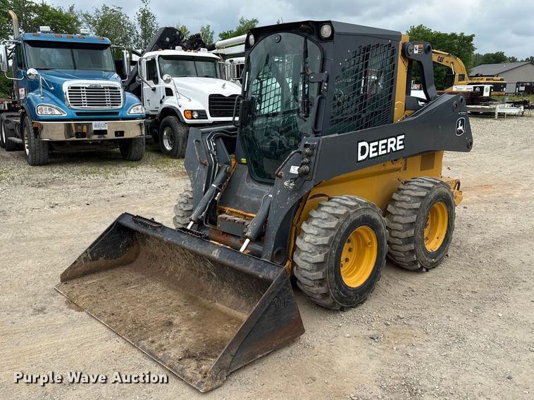 2017 John Deere 324E skid steer loader - ND9504