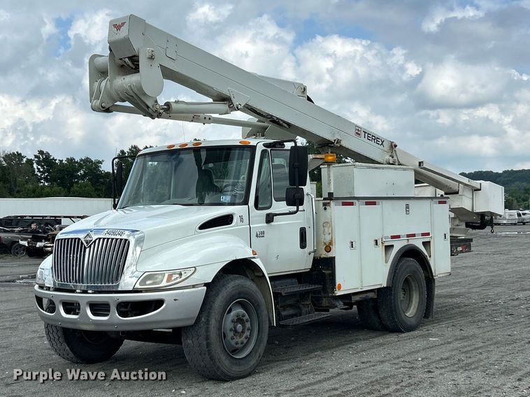 2007 International 4300 bucket truck - YA3742