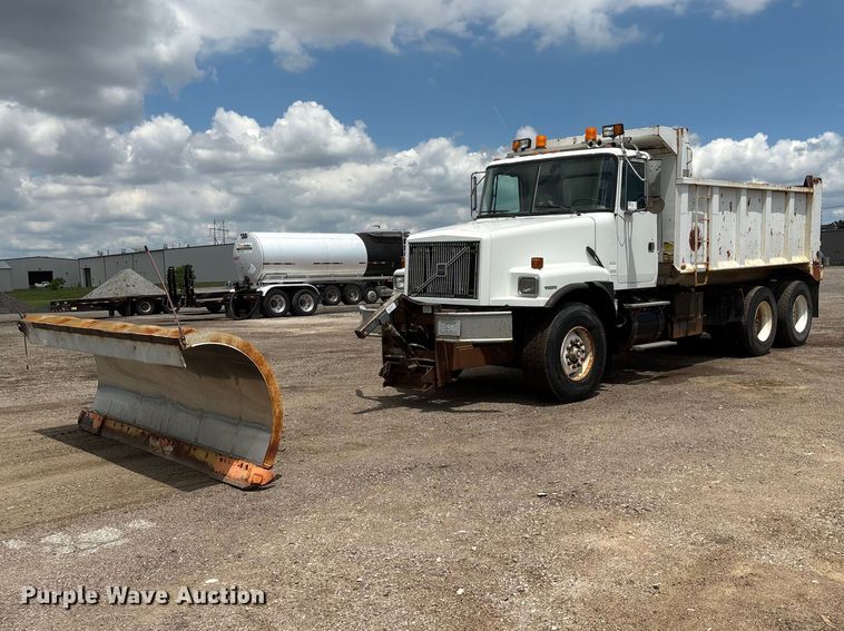 2000 Volvo WG dump truck - DO5282