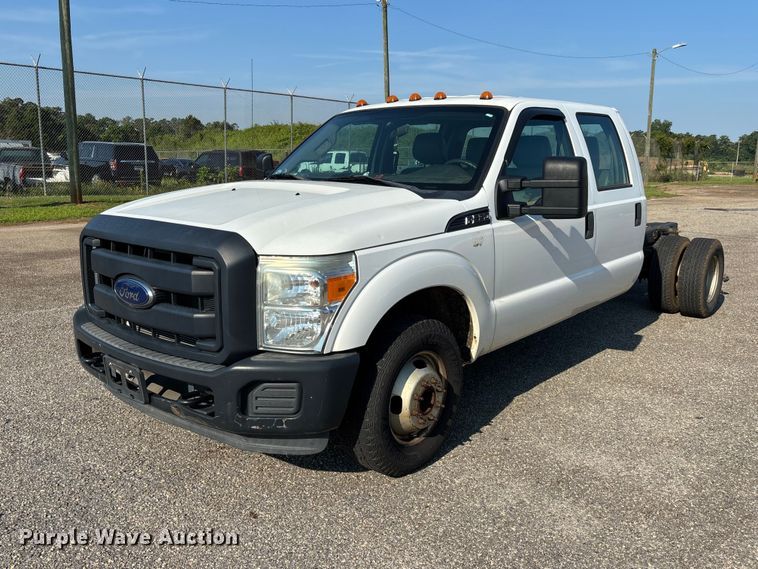 2015 Ford F350 Super Duty pickup truck cab and chassis - DU6343