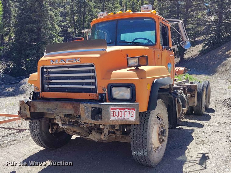 1999 Mack RD6 truck cab and chassis - ED0146