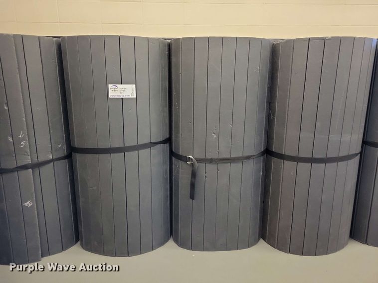 (14) wrestling mats - EE1072