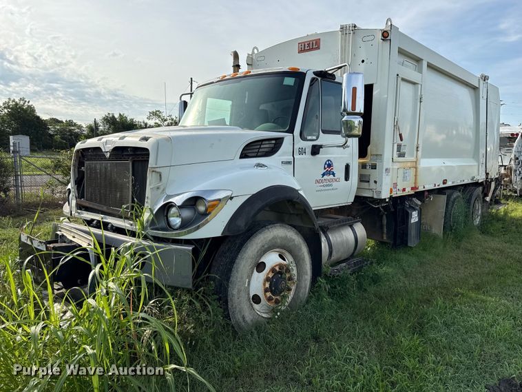 2013 International SF625 refuse truck - EN0344