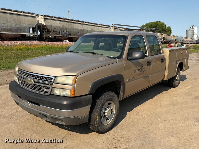 2005 Chevrolet Silverado 2500HD Crew Cab utility bed pickup truck - ER1790