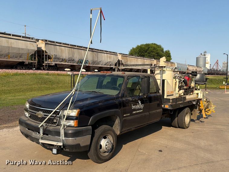2006 Chevrolet Silverado 3500 flatbed pickup truck - ER1803