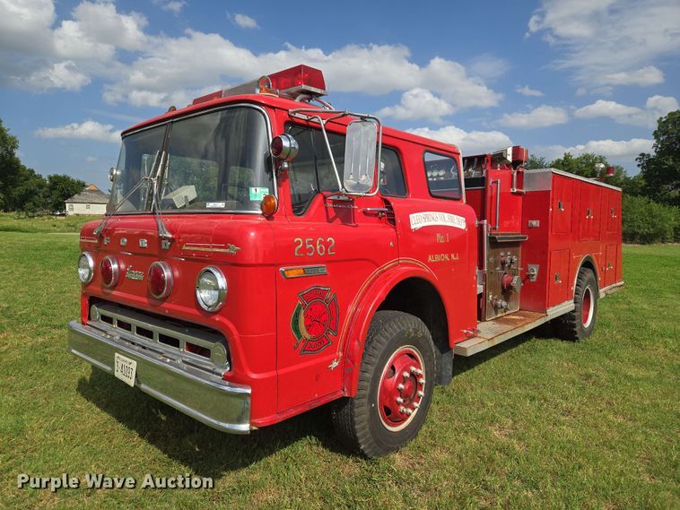 1975 Ford 900 pumper fire truck - EW0377
