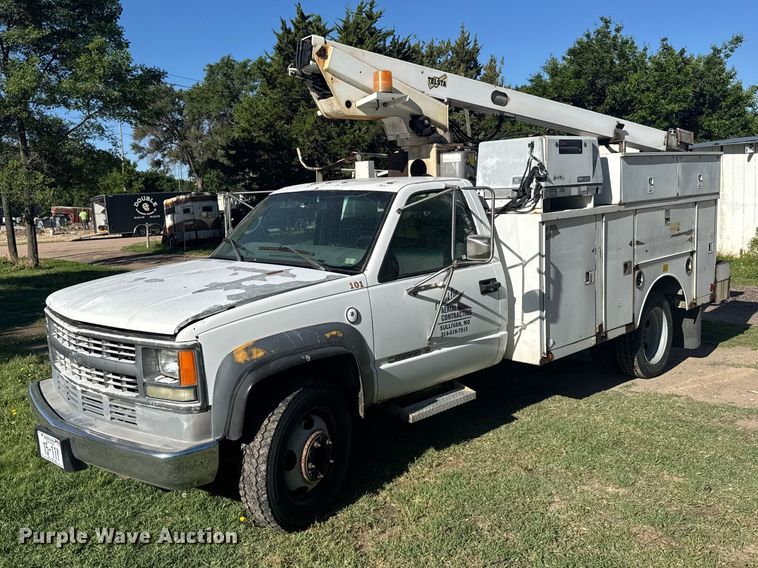 2002 Chevrolet GMT-400 bucket truck - EW4887