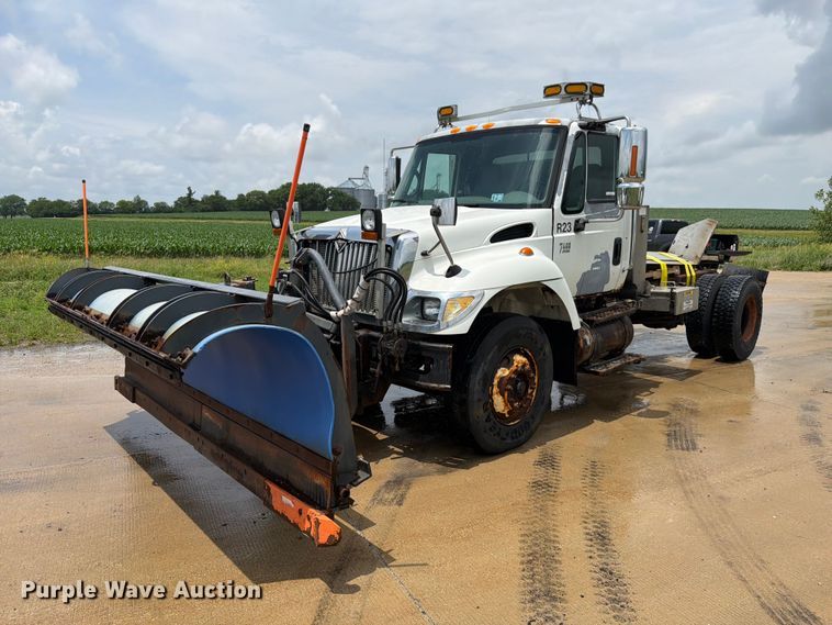 2006 International WorkStar 7400 truck cab and chassis - EX4522