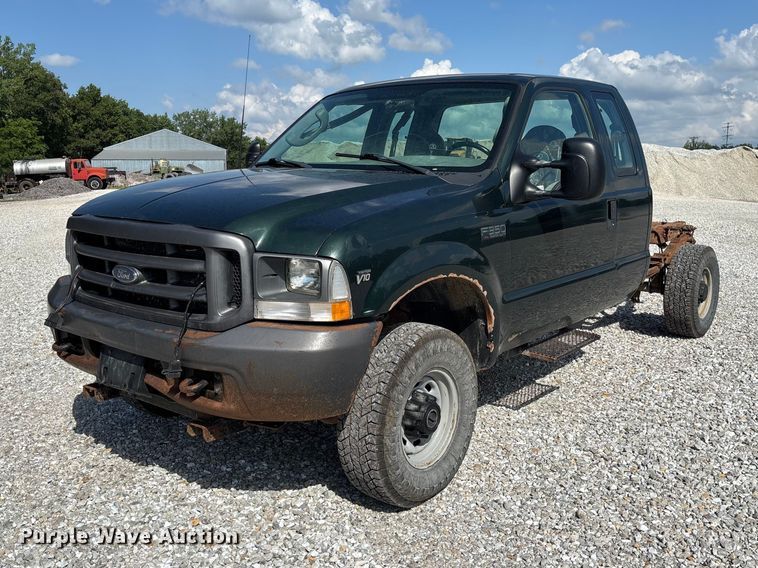 2003 Ford F350 Super Duty XL Ext. Cab pickup truck cab and chassis - FC1674