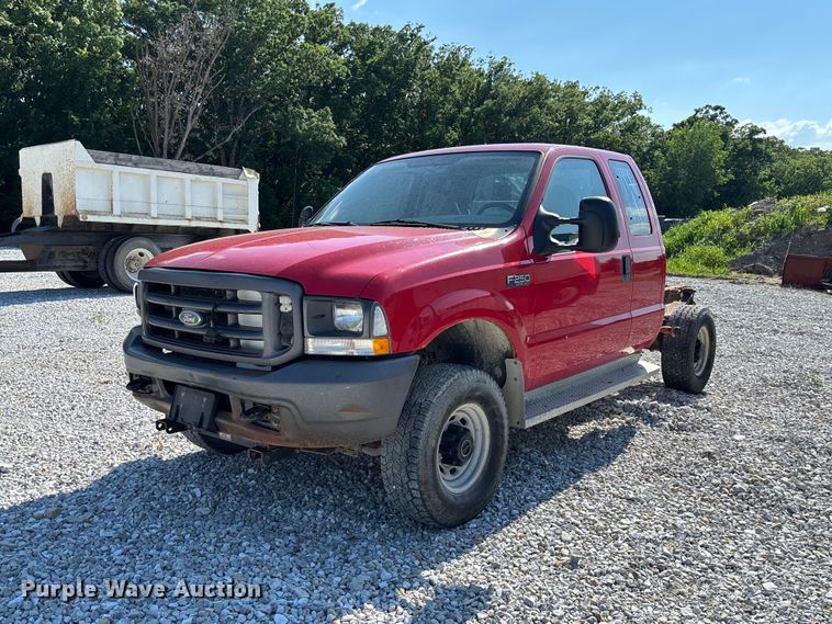 2003 Ford F250 Super Duty XL Ext. Cab pickup truck cab and chassis - FC1675