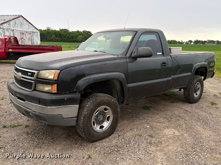2005 Chevrolet Silverado pickup truck - FC3123