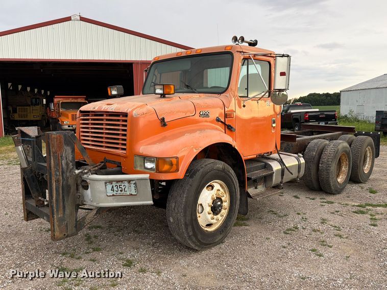 2002 International F-4900 truck cab and chassis - FC3124