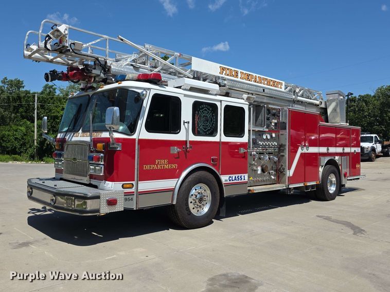 2005 E-One ladder fire truck - FH6199