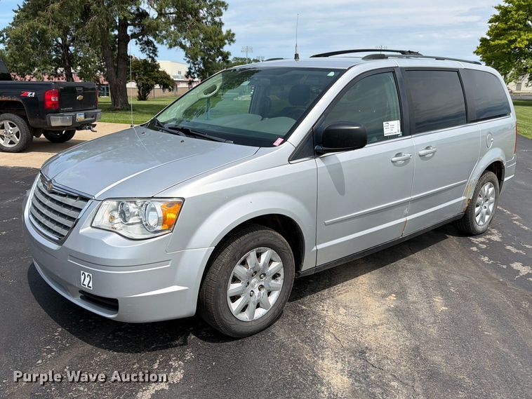 2010 Chrysler Town And Country LX van - FK3074