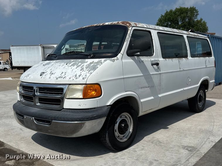 2002 Dodge Ram Wagon B2500 van - NA9500