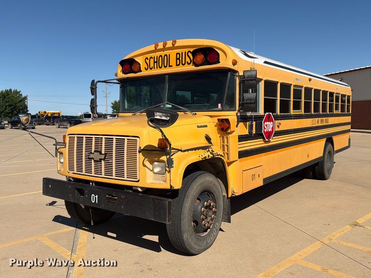 2002 Chevrolet B7 school bus - NA9543