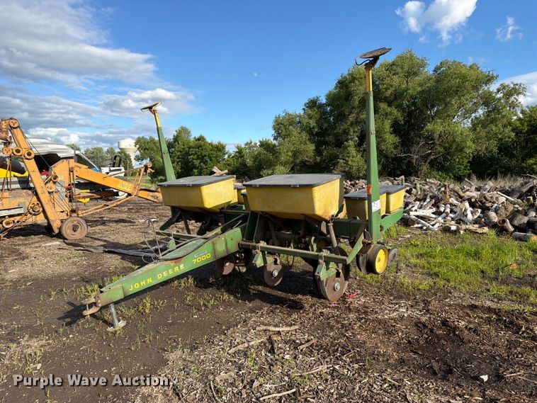John Deere P7000 planter - DQ7905