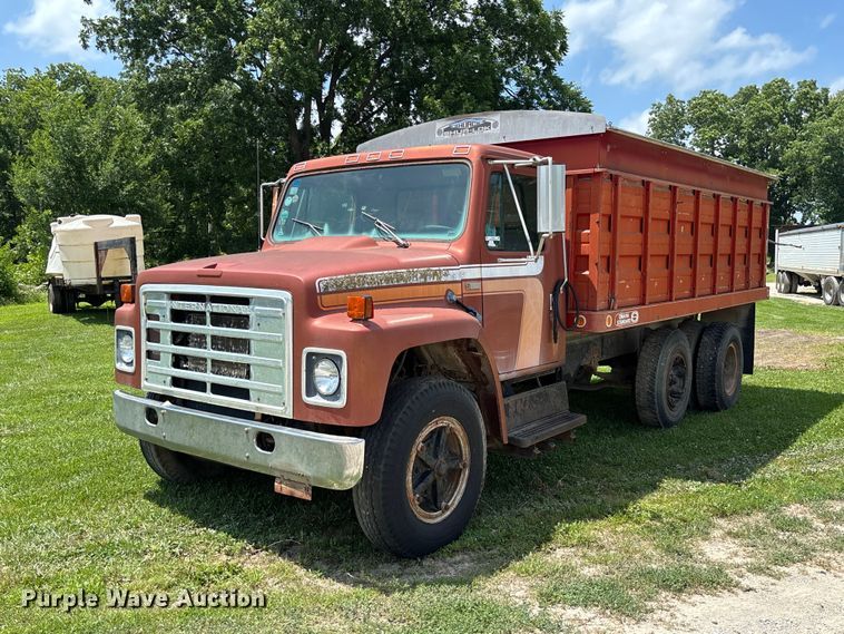 1979 International 1724 grain truck - FC1767