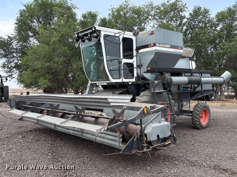 Allis-chalmers Gleaner L2 Golden Harvest combine - FC2351