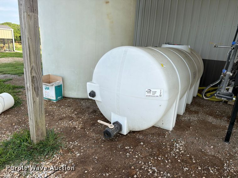 1,025 gallon poly tank - FK3114