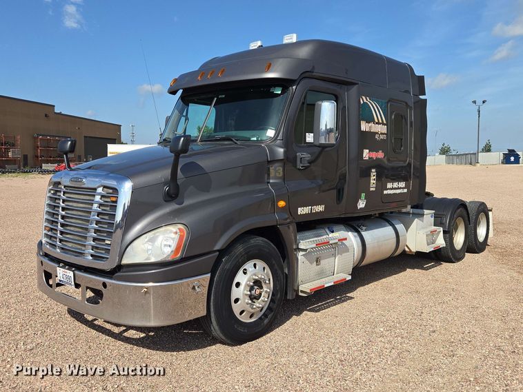 2014 Freightliner Cascadia semi truck - DQ0004