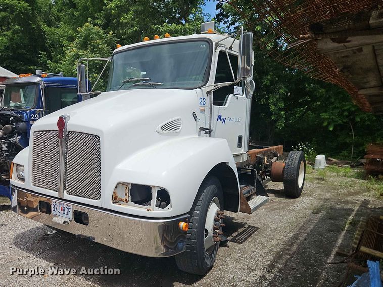 2005 Kenworth truck cab and chassis - DQ7799
