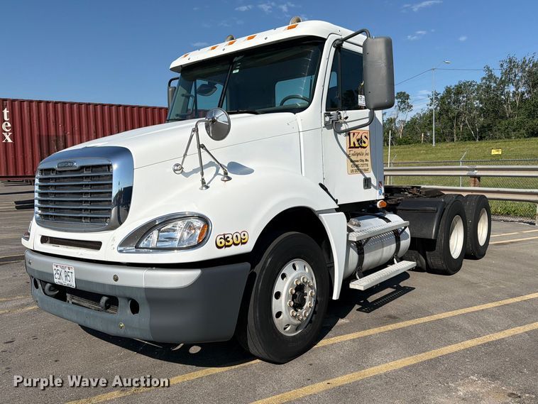2007 Freightliner Columbia semi truck - DQ7862