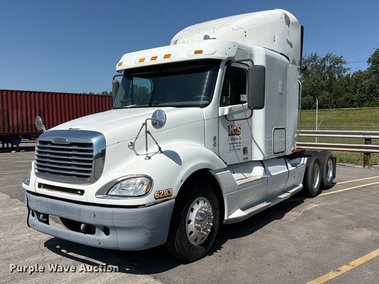 2012 Freightliner Columbia semi truck - DQ7863