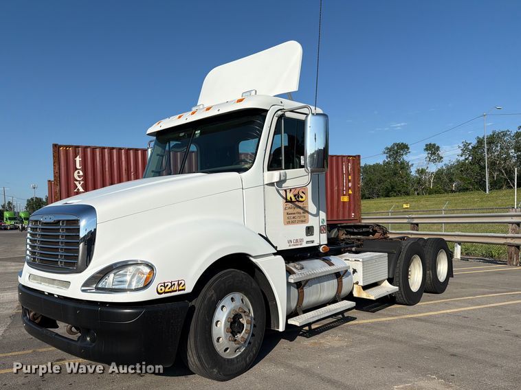 2012 Freightliner Columbia semi truck - DQ7865