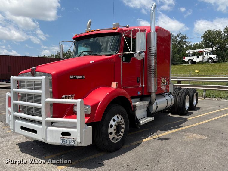 2005 Kenworth T800 semi truck - DQ7867