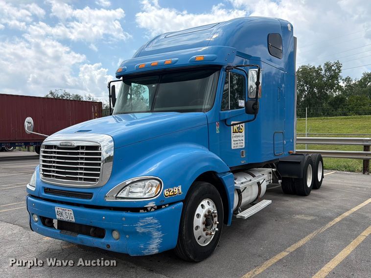 2005 Freightliner Columbia semi truck - DQ7868