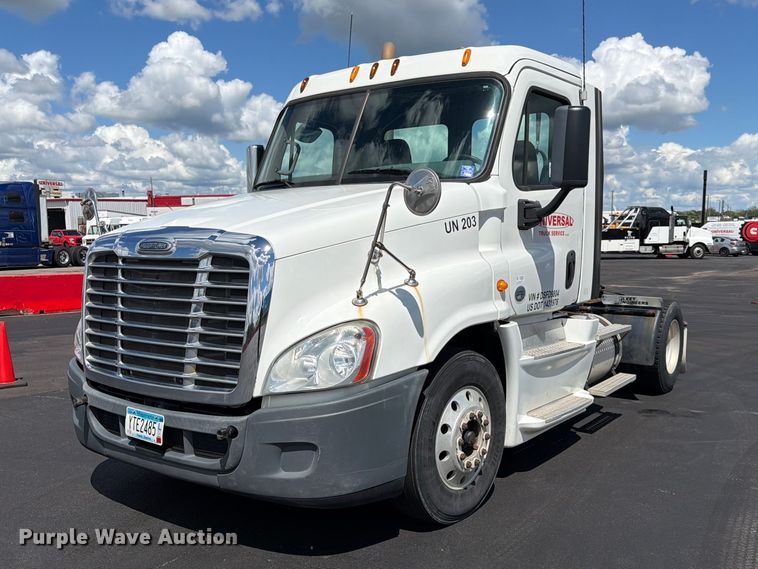 2013 Freightliner Cascadia semi truck - DQ7896