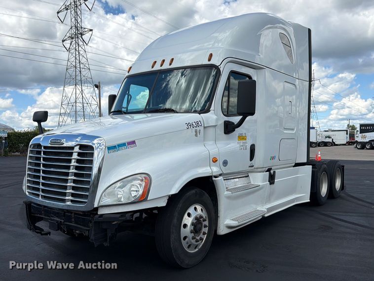2019 Freightliner Cascadia semi truck - DQ7897