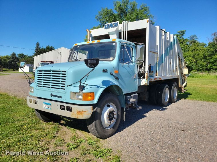 2001 International 4900 refuse truck - DZ7341