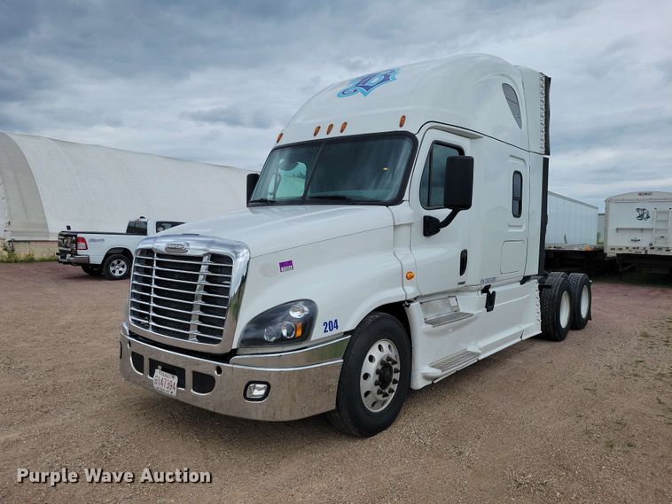 2016 Freightliner  Cascadia semi truck - EE1104