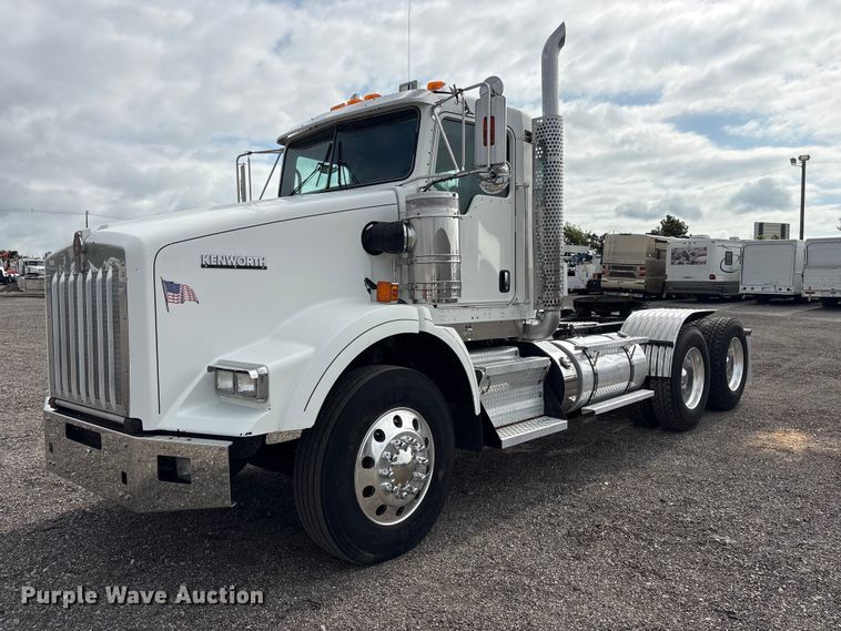 2011 Kenworth T800 semi truck - EG9168